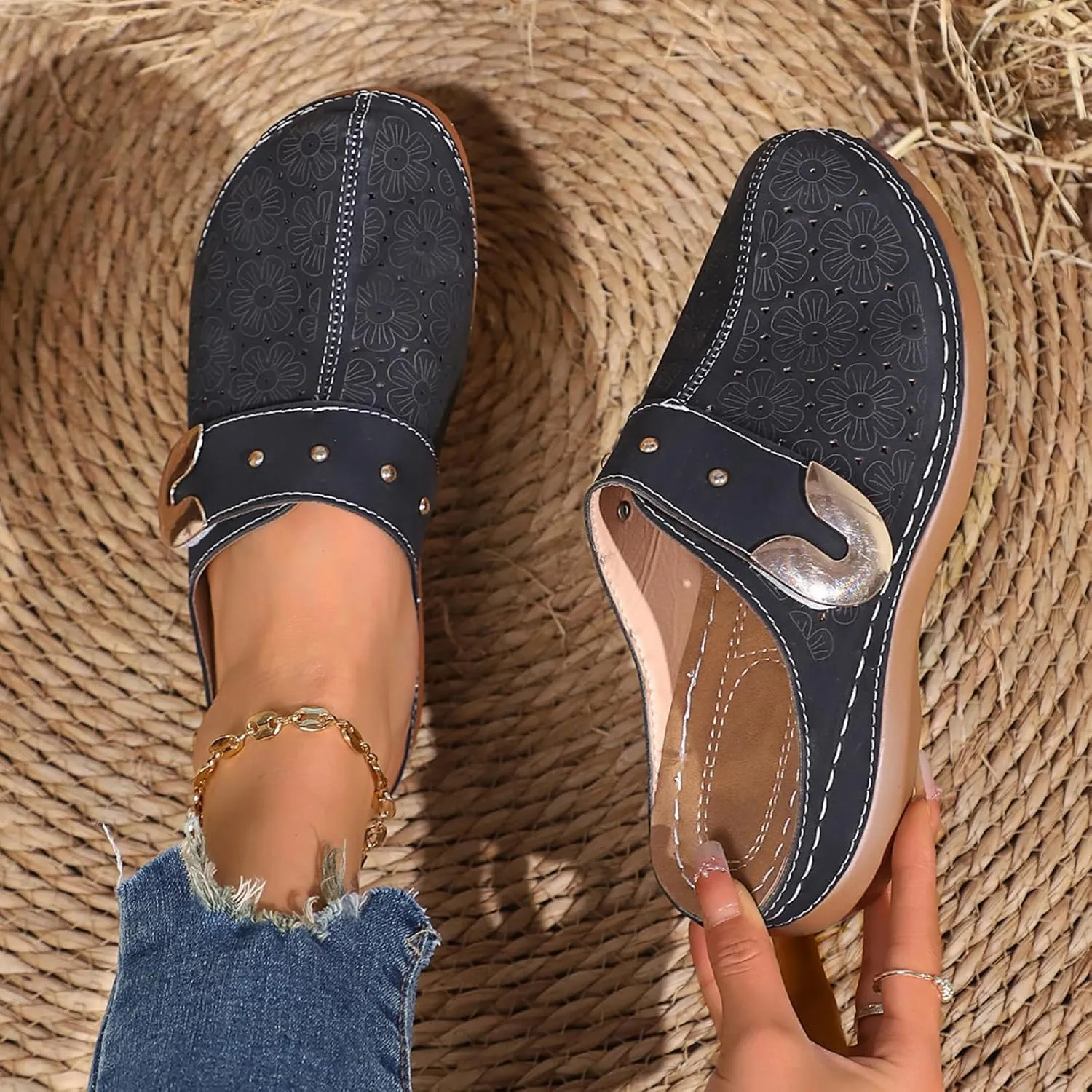 Clogs for Women Mules Shoes Closed Toe Slip-On Shoe Comfortable Arch Support Sandals Summer Breathable Walking Shoes Backless Low Wedge Slippers with Carved Floral Design
